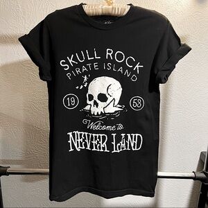 ☠️ Disney Peter Pan Skull Rock Tshirt ☠️